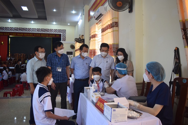 Trẻ 5 đến dưới 12 tuổi tại Quảng Bình được tiêm vaccine COVID-19 mũi 1 - Ảnh 1.
