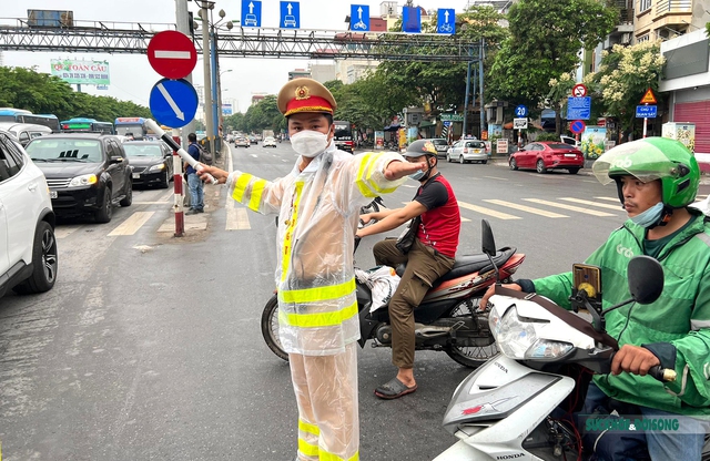 Cảnh sát giao thông phân luồng trong mưa đưa người dân rời Thủ đô dịp nghỉ lễ dài ngày - Ảnh 2.