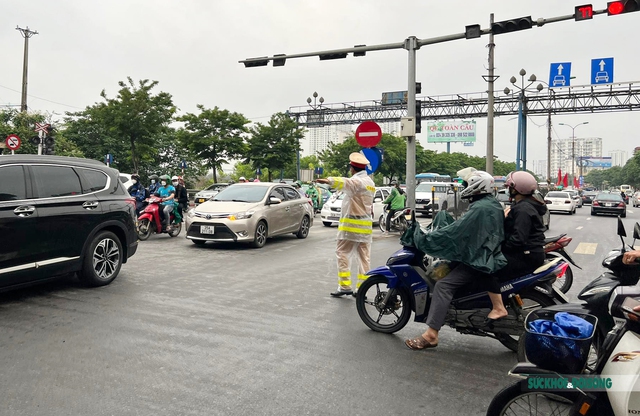 Cảnh sát giao thông phân luồng trong mưa đưa người dân rời Thủ đô dịp nghỉ lễ dài ngày - Ảnh 3.