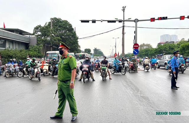 Cảnh sát giao thông phân luồng trong mưa đưa người dân rời Thủ đô dịp nghỉ lễ dài ngày - Ảnh 6.