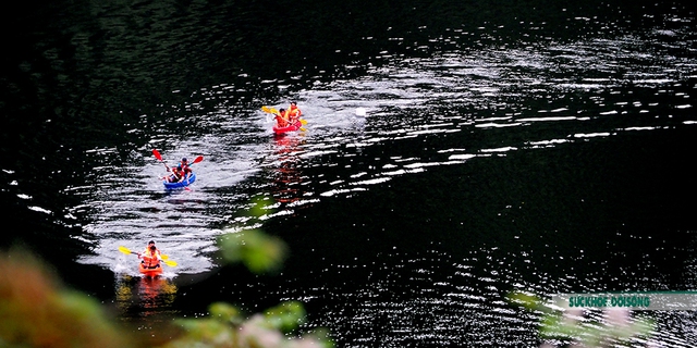 Hồ Bản Cài dậy sóng bởi các tay đua thuyền Kayak - Ảnh 2.