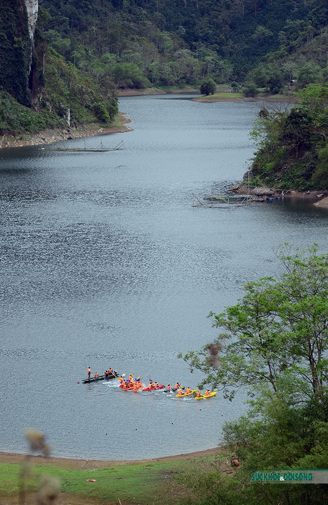 Hồ Bản Cài dậy sóng bởi các tay đua thuyền Kayak - Ảnh 3.