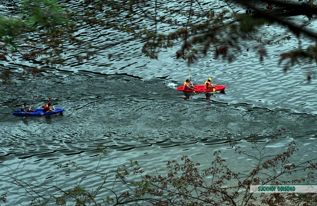 Hồ Bản Cài dậy sóng bởi các tay đua thuyền Kayak - Ảnh 15.