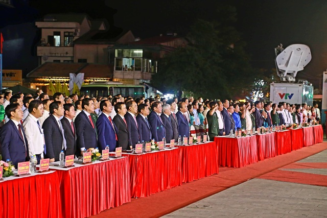 Mãn nhãn với màn bắn pháo hoa tại chương trình kỉ niệm 50 năm giải phóng Quảng Trị - Ảnh 1.