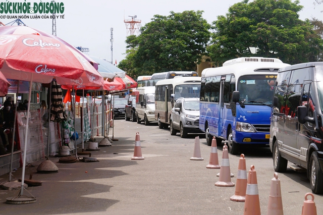 Tránh giờ cao điểm, đường ra Cát Bà, Hải Phòng vẫn tắc - Ảnh 2.