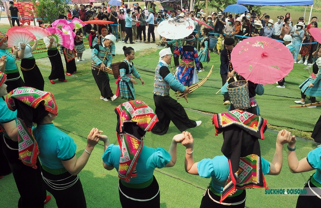 Thưởng thức chương trình dân ca, dân vũ tại “Chợ phiên vùng cao - Sơn La điểm hẹn” - Ảnh 4.