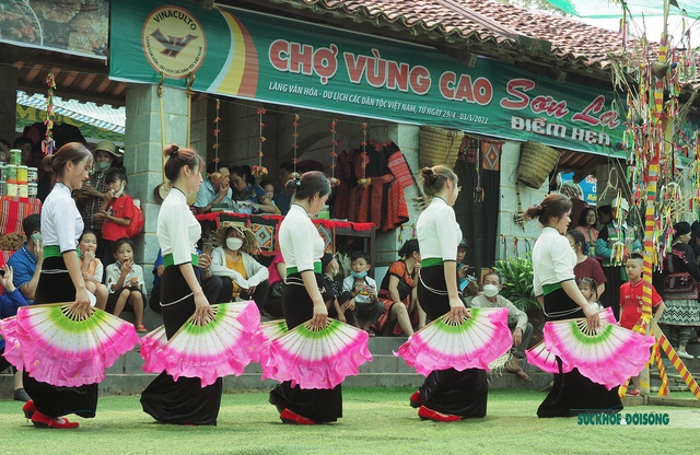 Thưởng thức chương trình dân ca, dân vũ tại “Chợ phiên vùng cao - Sơn La điểm hẹn” - Ảnh 7.