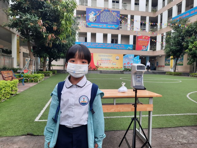Học sinh lớp 1 - 6 Hà Nội lần đầu đến trường đảm bảo an toàn phòng dịch - Ảnh 4.