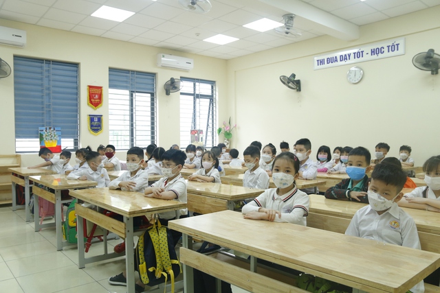 Học sinh lớp 1 - 6 Hà Nội lần đầu đến trường đảm bảo an toàn phòng dịch - Ảnh 7.