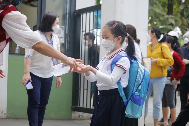 Học sinh lớp 1 - 6 Hà Nội lần đầu đến trường đảm bảo an toàn phòng dịch - Ảnh 6.