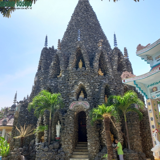 Độc đáo ngôi chùa xây từ vỏ ốc, san hô…giữa đô thị - Ảnh 4.