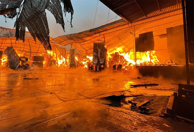 Hà Nội – Hơn chục xe cứu hoả dập tắt đám cháy xưởng gỗ rạng sáng  - Ảnh 2.