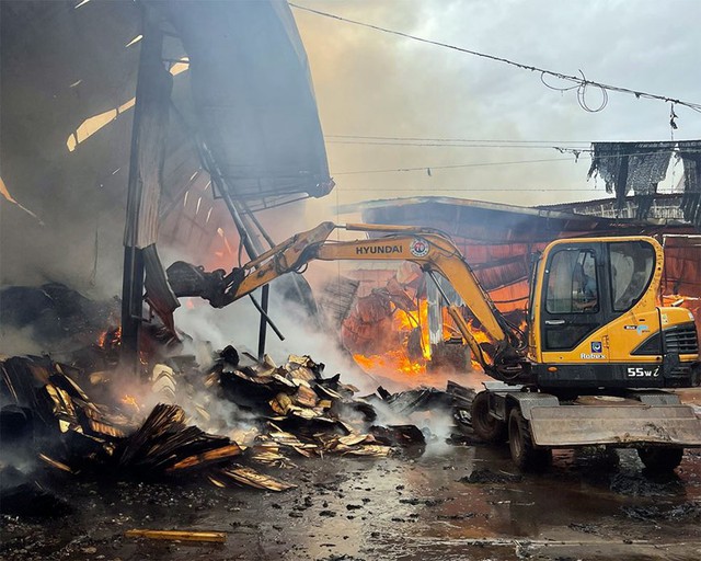 Hà Nội – Hơn chục xe cứu hoả dập tắt đám cháy xưởng gỗ rạng sáng  - Ảnh 3.