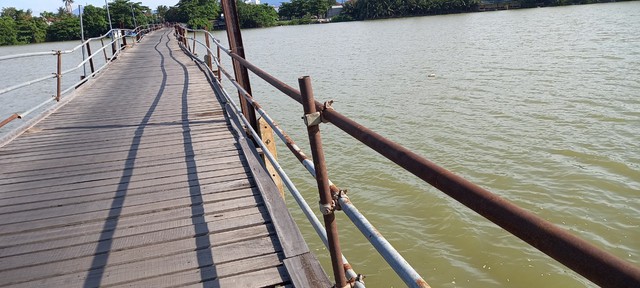 Khánh Hòa: Run rẫy với cầu gỗ cheo leo ở phố - Ảnh 7.