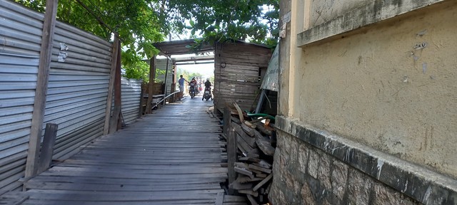 Khánh Hòa: Run rẫy với cầu gỗ cheo leo ở phố - Ảnh 9.