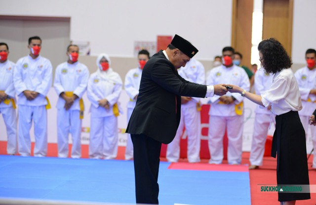 Ấn tượng nghi lễ trao kiếm tại ngày khai mạc môn Pencak Silat - Ảnh 2.