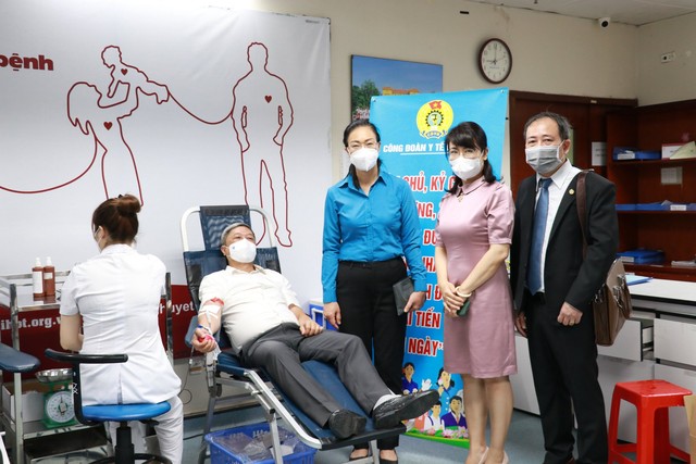 Thứ trưởng Bộ Y tế Nguyễn Trường Sơn hiến máu ngay tại Lễ phát động