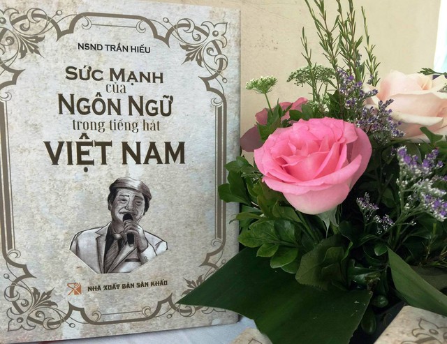 Sau 70 năm ấp ủ, NSND Trần Hiếu ra ‘Sức mạnh của ngôn ngữ trong tiếng hát Việt Nam’ - Ảnh 4.