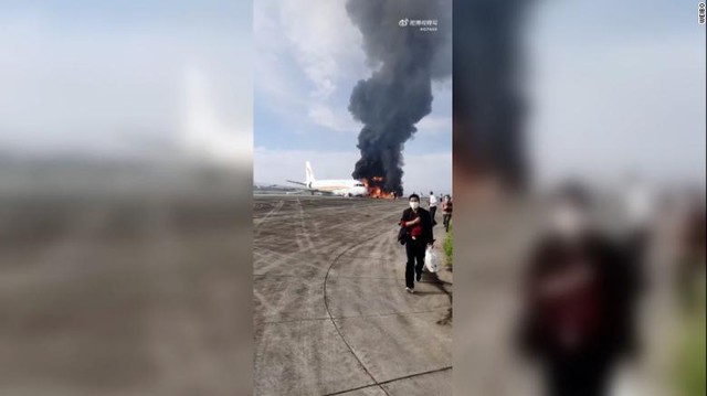 Thót tim máy bay bốc cháy khi đang cất cánh ở tây nam Trung Quốc - Ảnh 2.