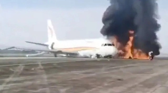 Thót tim máy bay bốc cháy khi đang cất cánh ở tây nam Trung Quốc - Ảnh 3.