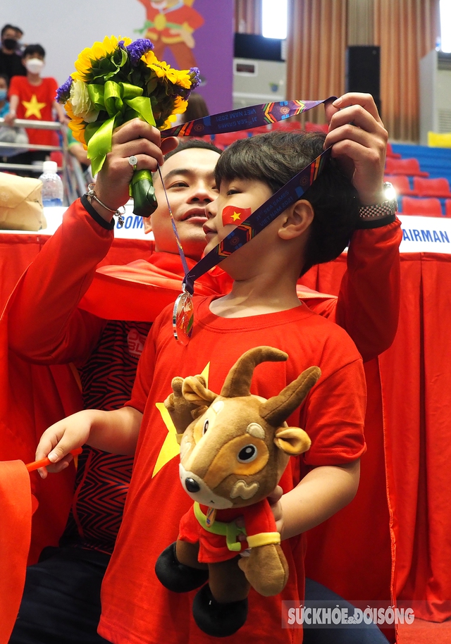 VĐV Phạm Quốc Khánh đeo huy chương cho con trai sau khi giành Huy chương Bạc  - Ảnh 1.