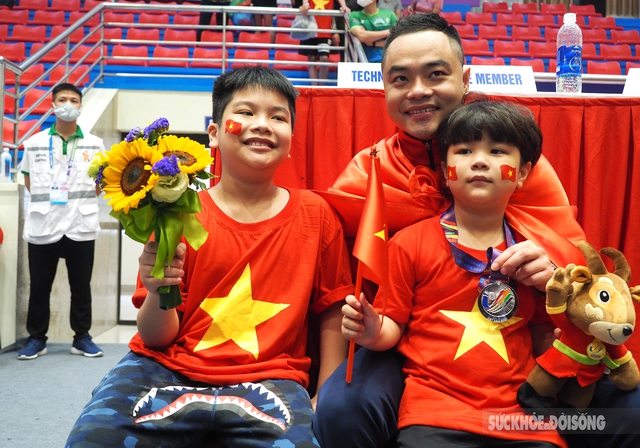 VĐV Phạm Quốc Khánh đeo huy chương cho con trai sau khi giành Huy chương Bạc  - Ảnh 3.