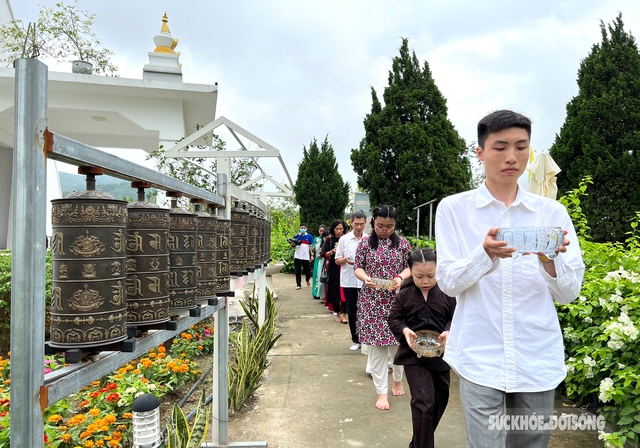 Bảo tháp Mandala Tây Thiên lắng đọng trong lễ mừng Phật đản sinh  - Ảnh 2.