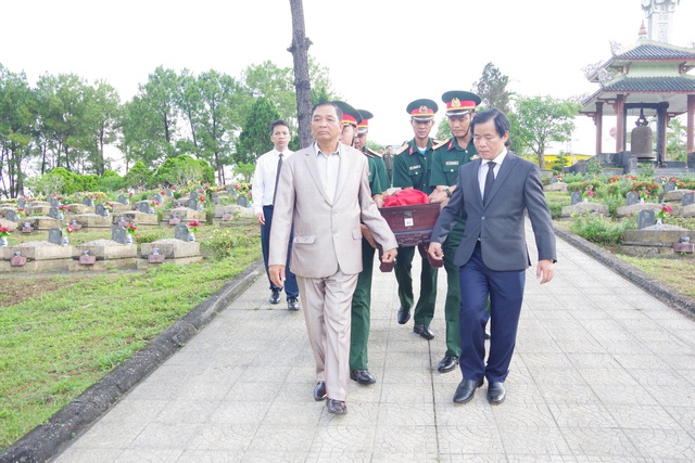 Trang nghiêm lễ truy điệu, an táng hài cốt liệt sĩ hy sinh tại Lào - Ảnh 2.