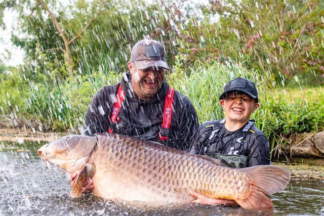Kỷ lục thế giới mới: 11 tuổi câu cá chép nặng 43,5 kg - Ảnh 2.