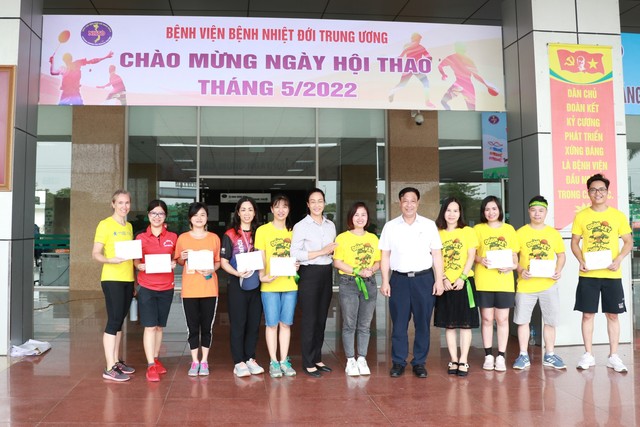 Đồng chí Phạm Thanh Bình, Chủ tịch Công đoàn Y tế Việt Nam trao hỗ trợ cho 8 đoàn viên, người lao động có hoàn cảnh khó khăn của Bệnh viện Bệnh nhiệt đới Trung ương