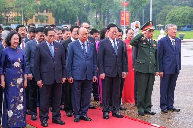 Lãnh đạo Đảng, Nhà nước và ĐBQH vào Lăng viếng Chủ tịch Hồ Chí Minh trước khi khai mạc Kỳ họp thứ 3 - Ảnh 3.
