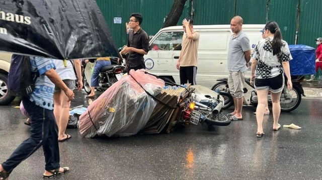 Truy tìm người phụ nữ đi xe máy trong vụ tai nạn chết người ở Hà Nội - Ảnh 3.