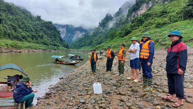 Tìm thấy thi thể 2 vợ chồng trong vụ lật thuyền sông Gâm - Ảnh 2.