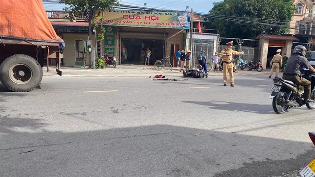 Nghệ An: Truy tìm người đàn ông đi xe máy gây tai nạn làm 2 học sinh phải cưa bỏ chân  - Ảnh 1.