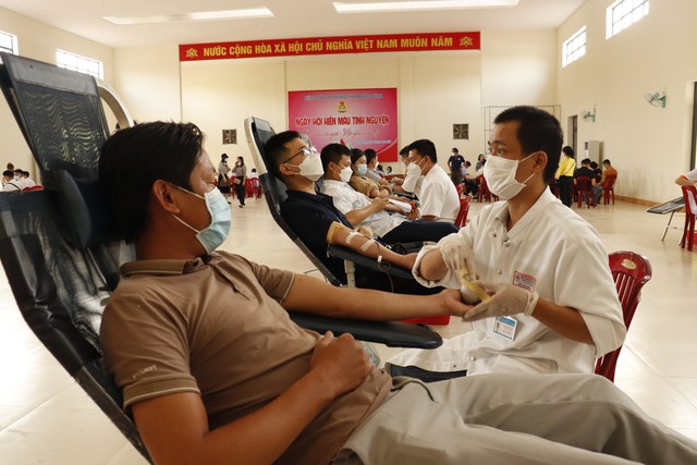 Hơn 700 người tham gia ngày hội hiến máu tại Quảng Bình - Ảnh 1.