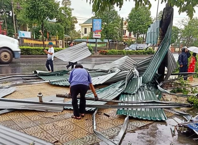 Mưa giông kèm theo lốc xoáy làm nhiều nhà dân bị tốc mái - Ảnh 5.