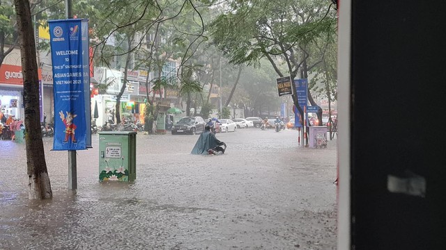 Sau trận mưa lớn, khắp nơi ở Hà Nội chìm trong biển nước - Ảnh 4.