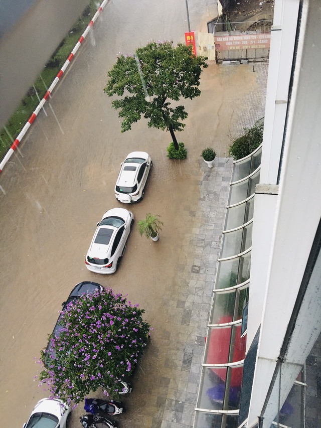 Sau trận mưa lớn, khắp nơi ở Hà Nội chìm trong biển nước - Ảnh 3.