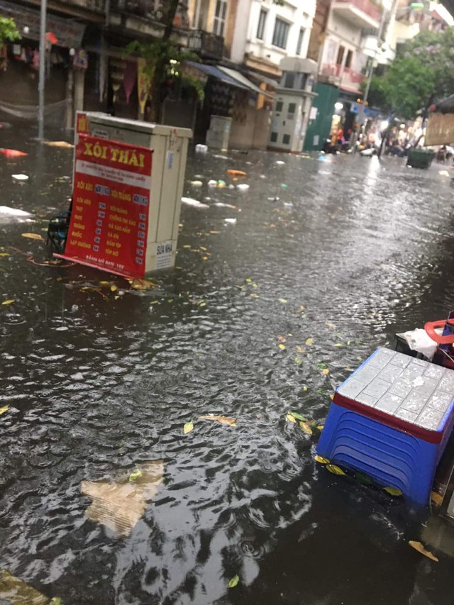 Sau trận mưa lớn, khắp nơi ở Hà Nội chìm trong biển nước - Ảnh 13.