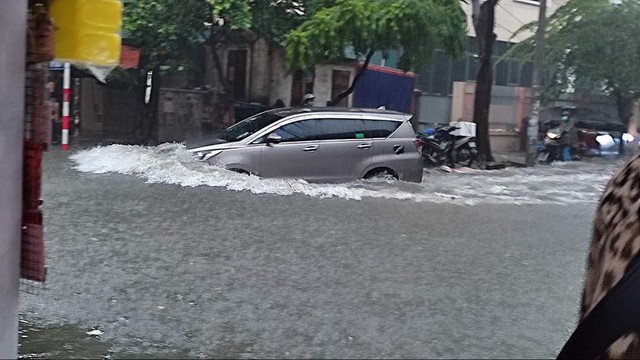 Bộ trưởng Bộ TNMT nói gì khi Hà Nội ngập khắp nơi sau trận mưa lịch sử chiều 29/5? - Ảnh 2.
