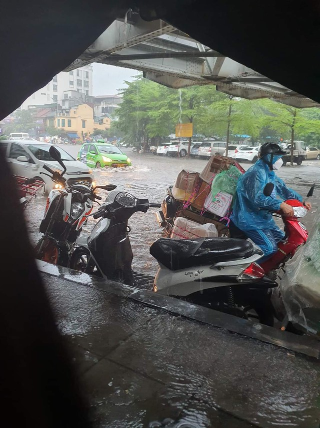 Sau trận mưa lớn, khắp nơi ở Hà Nội chìm trong biển nước - Ảnh 15.