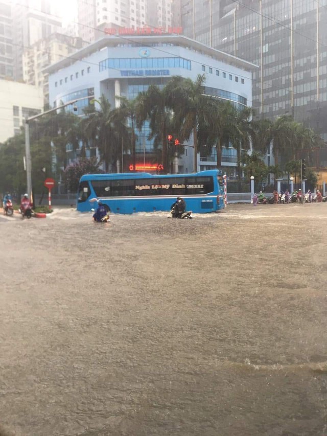 Sau trận mưa lớn, khắp nơi ở Hà Nội chìm trong biển nước - Ảnh 16.