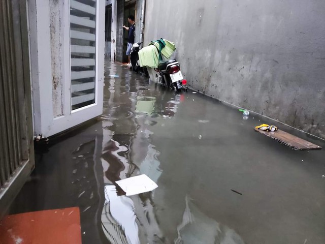 Sau trận mưa lớn, khắp nơi ở Hà Nội chìm trong biển nước - Ảnh 17.