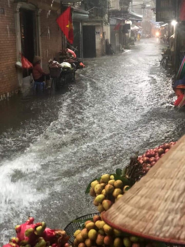 Sau trận mưa lớn, khắp nơi ở Hà Nội chìm trong biển nước - Ảnh 18.