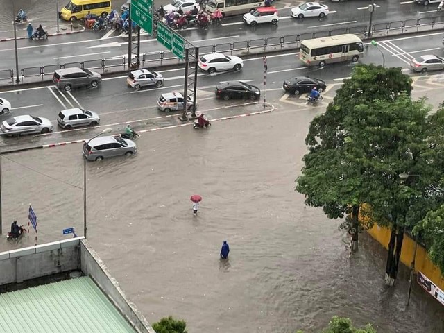 Sau trận mưa lớn, khắp nơi ở Hà Nội chìm trong biển nước - Ảnh 19.