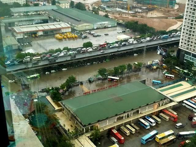 Sau trận mưa lớn, khắp nơi ở Hà Nội chìm trong biển nước - Ảnh 20.