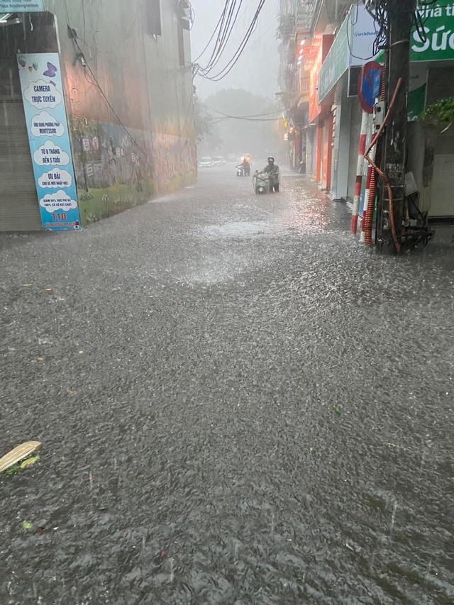 Sau trận mưa lớn, khắp nơi ở Hà Nội chìm trong biển nước - Ảnh 6.