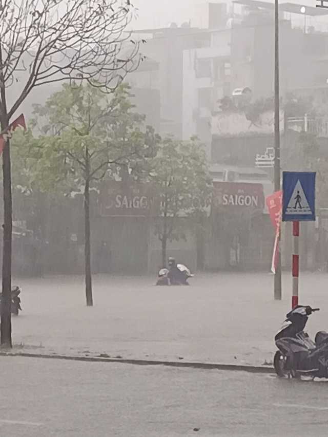 Sau trận mưa lớn, khắp nơi ở Hà Nội chìm trong biển nước - Ảnh 7.
