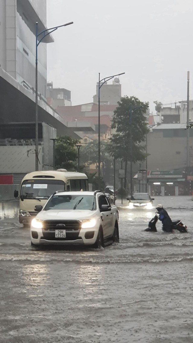 Sau trận mưa lớn, khắp nơi ở Hà Nội chìm trong biển nước - Ảnh 8.