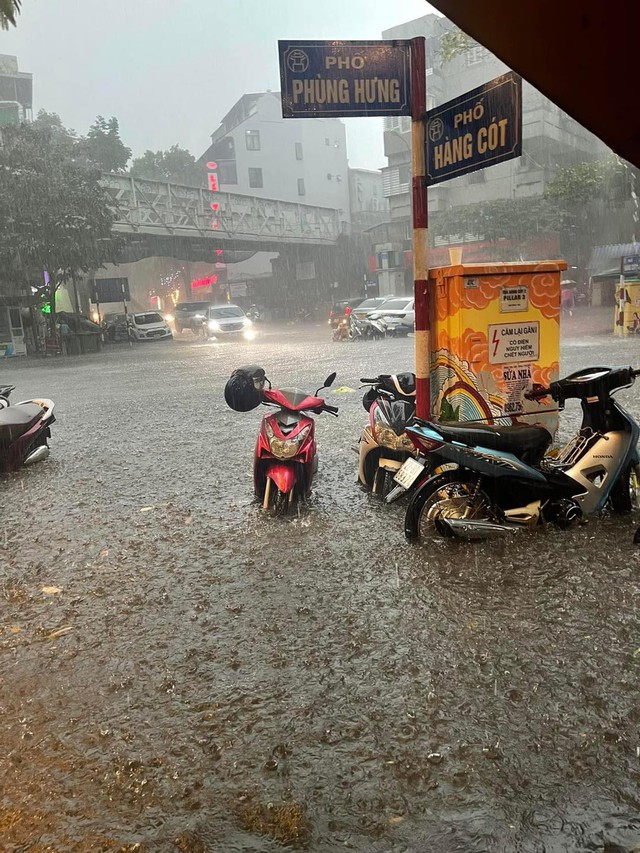 Sau trận mưa lớn, khắp nơi ở Hà Nội chìm trong biển nước - Ảnh 10.